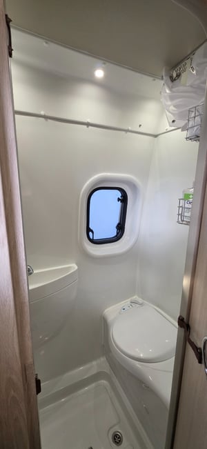 2024 Auto-Trail Expedition 68 — photo 6 of 11