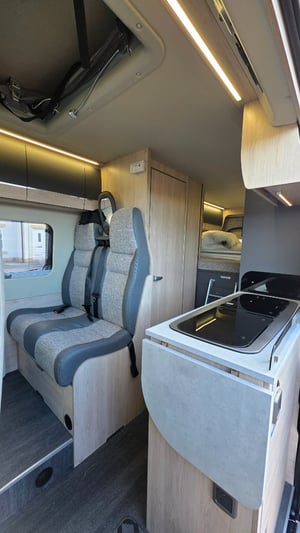 2024 Auto-Trail Expedition 68 — photo 7 of 11