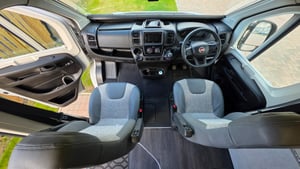 2024 Auto-Trail Expedition 68 — photo 8 of 11