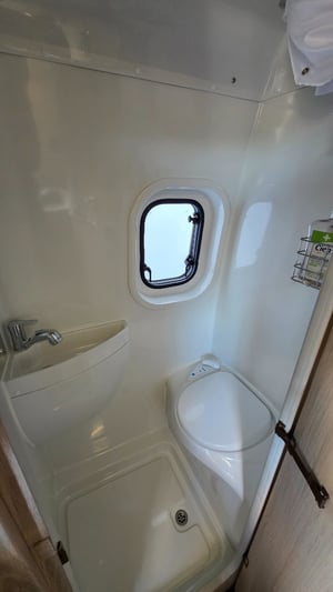 2024 Auto-Trail Expedition 68 — photo 9 of 11