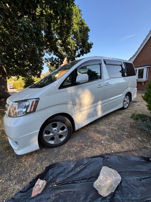 2004 Toyota Alphard — photo 3 of 23