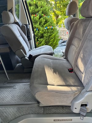 2004 Toyota Alphard — photo 7 of 23