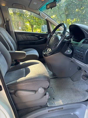 2004 Toyota Alphard — photo 16 of 23