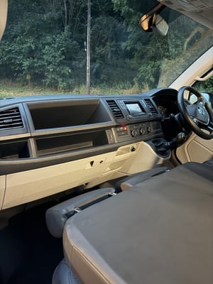2017 Volkswagen Transporter T6 — photo 14 of 22