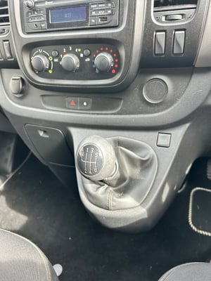 2015 Renault Trafic — photo 19 of 28