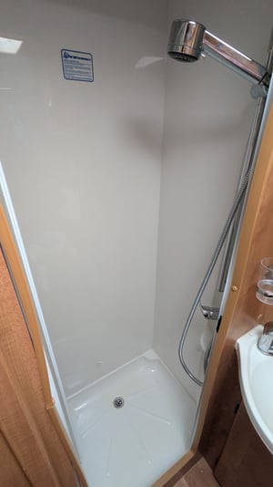 2009 Auto-Trail Apache 700 — photo 23 of 26