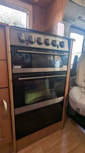 2009 Auto-Trail Apache 700 — photo 19 of 26