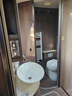 2015 Burstner Grand Panorama i920 — photo 14 of 24