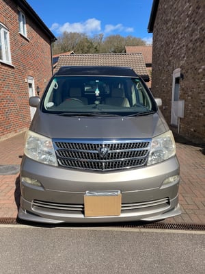 2004 Toyota Alphard — photo 2 of 6