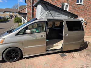 2004 Toyota Alphard — photo 5 of 6