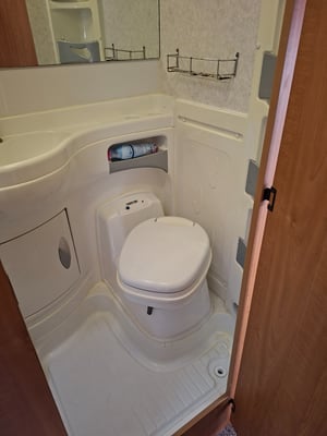 2003 Auto-Trail Apache 700 SE — photo 9 of 48