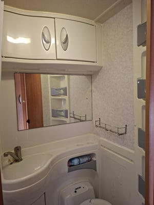 2003 Auto-Trail Apache 700 SE — photo 23 of 48