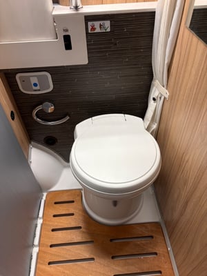 2018 Hymer Ayres Rock — photo 8 of 35