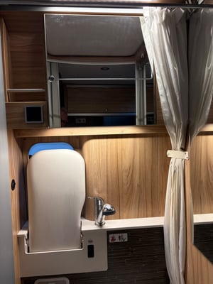2018 Hymer Ayres Rock — photo 17 of 35