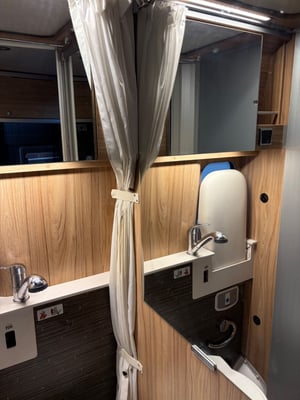 2018 Hymer Ayres Rock — photo 24 of 35