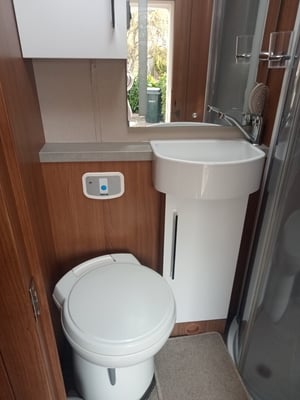 2015 Auto-Trail Tracker — photo 22 of 32