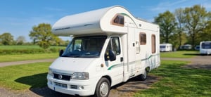 2004 Bessacarr E425 — photo 1 of 17