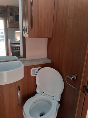 2019 Auto-Trail Apache 634 — photo 9 of 21