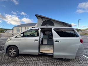 2011 Toyota Alphard — photo 5 of 33