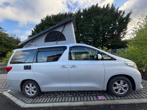 2011 Toyota Alphard — photo 2 of 33