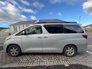 2011 Toyota Alphard — photo 18 of 33