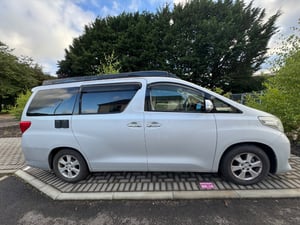 2011 Toyota Alphard — photo 26 of 33