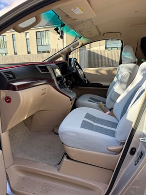 2011 Toyota Alphard — photo 29 of 33