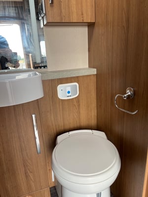 2017 Auto-Trail Apache 634 — photo 3 of 11