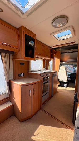 2005 Bessacarr E425 — photo 8 of 28