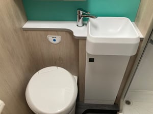 2024 Auto-Trail F70 — photo 9 of 13