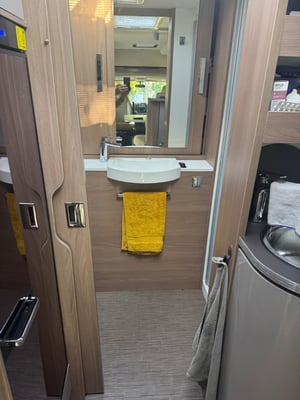 2018 Burstner Ixeo T690G — photo 12 of 15