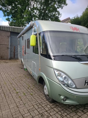 2009 Hymer S-Class — photo 1 of 18