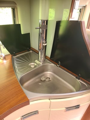 2009 Hymer S-Class — photo 13 of 18
