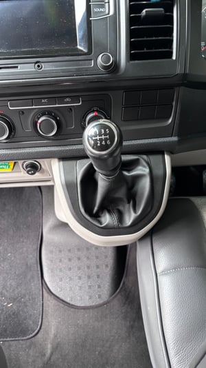 2018 Volkswagen Transporter T6 — photo 34 of 35