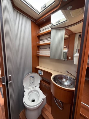 2011 Hymer B678 — photo 13 of 26